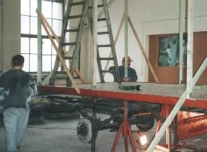 Sanierung eines alten Eisenbahnwagens in einer Werkstatt