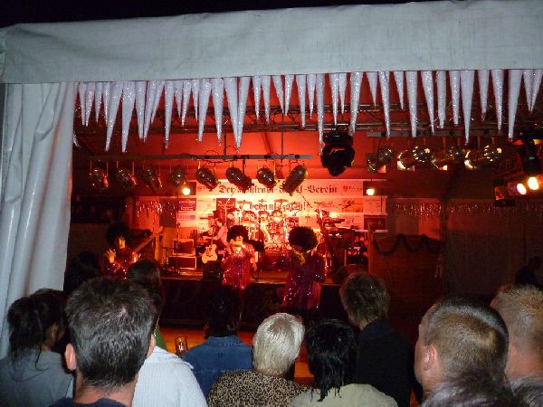 Musikband spielt auf einer Festzelt-Bühne