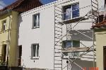 Weiße Fassade mit Gerüst, im Bau oder Renovierung