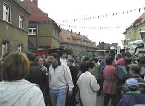 Dichte Menschenmenge bei einem Straßenfest
