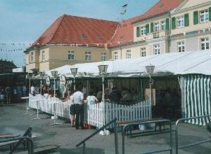 Außenansicht der Festzelte und historischen Gebäude am Kohlrabi-Markt