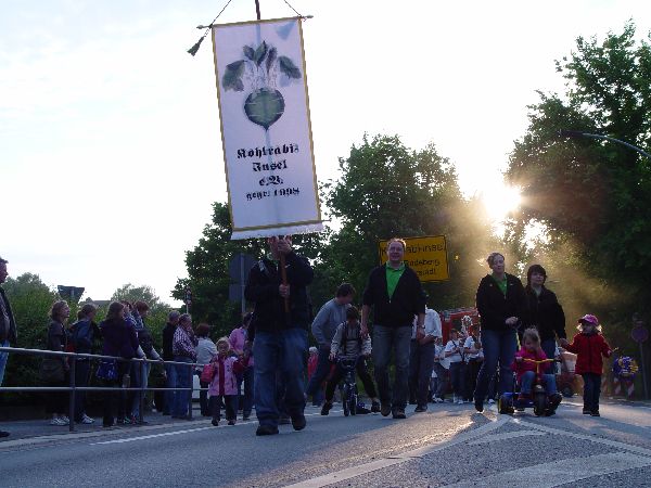 Umzug mit Kohlrabi-Banner des Vereins