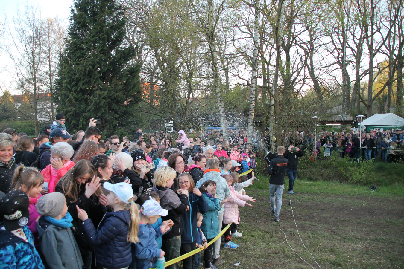 Menschenmenge am Hexenfeuer auf der Insel