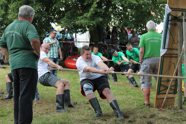 Männer im Gummistiefel bei der Reustochenziehen-Veranstaltung