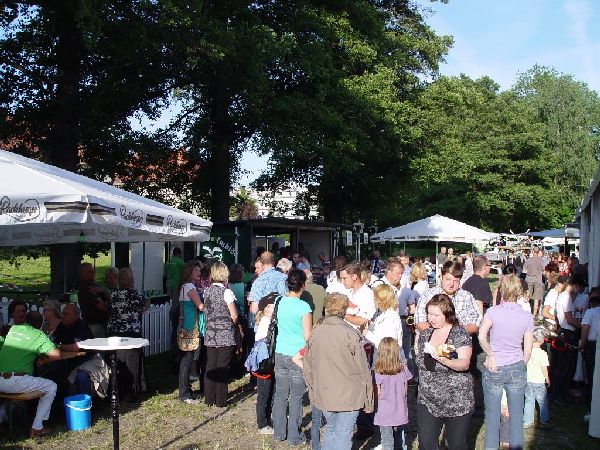 Besucher beim Kohlrabi-Inselfest unter Festzelten und Bäumen