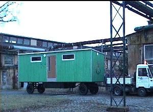 Grüner Festwagen vor Industriehalle