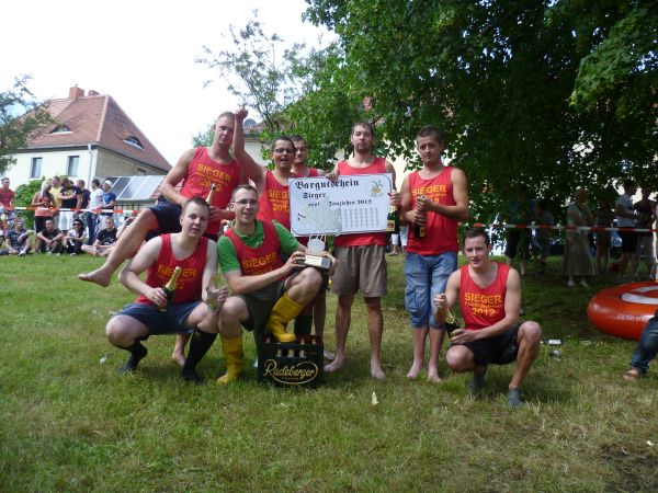 Preisträger mit Pokal und Sackgeld auf einer Urkunde