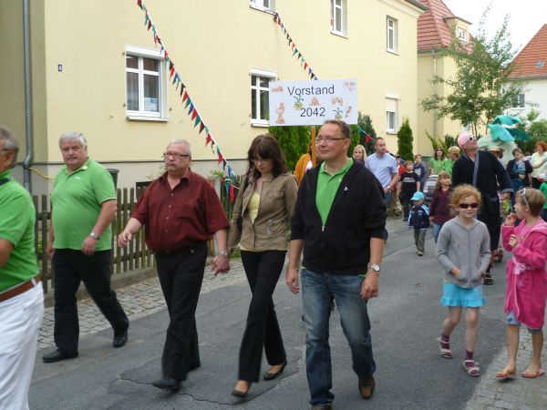 Mitglieder und Gäste bei einem Festumgang in der Stadt