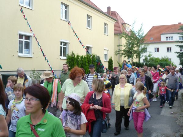 Vereinsmitglieder und Besucher spazieren bei einem Festumzug