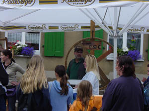 Besucher beim Kohlrabi-Fest vor einem festlich geschmückten Zelt