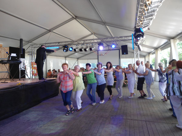 Tanzgruppe im Zelt bei einem Fest des Kohlrabi-Inselvereins