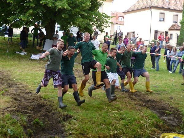 Teilnehmer beim Gummistiefel-Laufwettbewerb